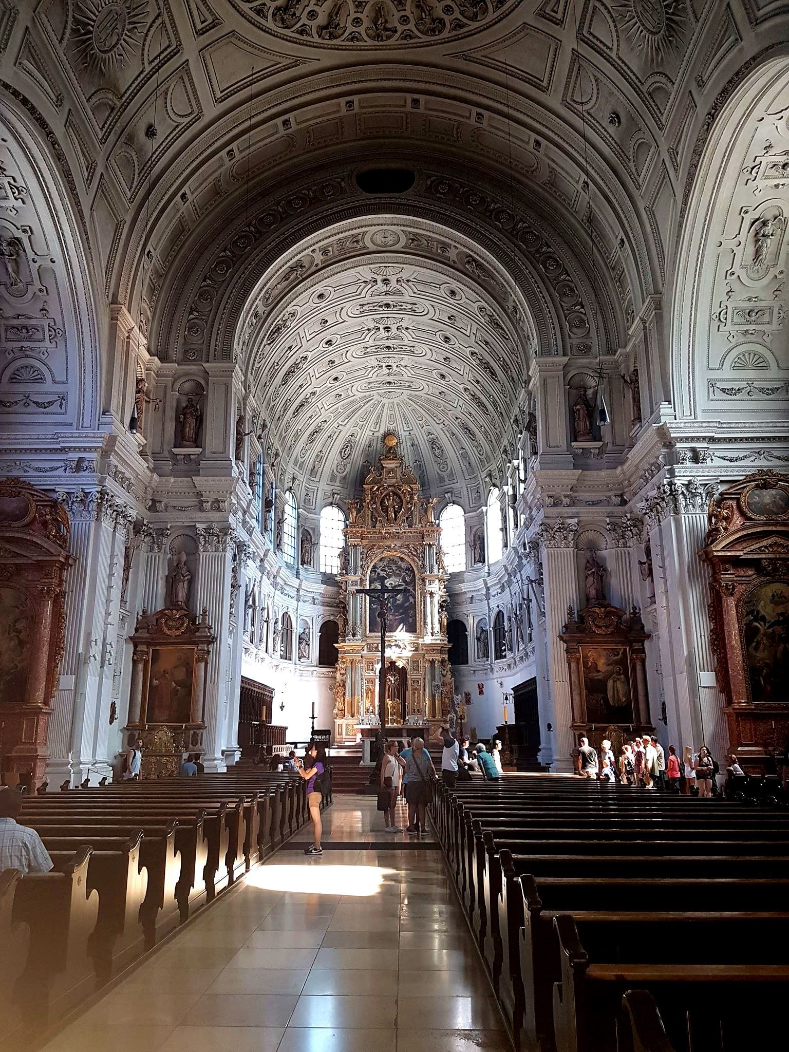 Saint Cosmas and Damian's skulls, St. Michael church, Munich - 01.jpg